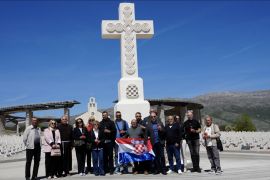 HRVATI IZ BOKE KOTORSKE POSJETILI MEMORIJALNI CENTAR GROBLJE MIRA I FRANJEVAČKI SAMOSTAN NA ŠIROKOM BRIJEGU – SNAŽNI OSJEĆAJI KROZ MOLITVU, SJEĆANJE I ZAJEDNIŠTVO